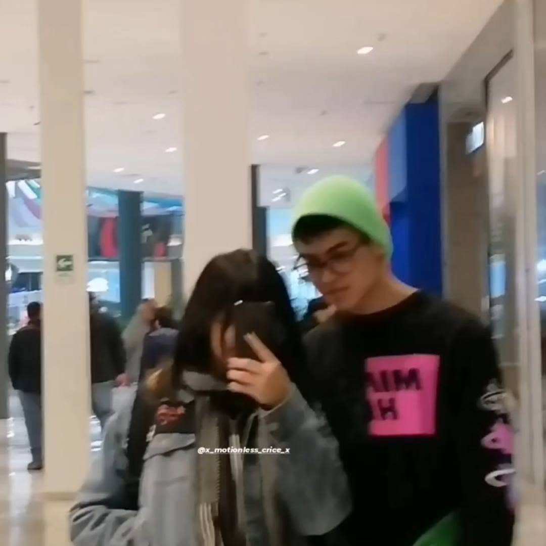 Nuestra primera foto juntos, tomada en un espejo del mall