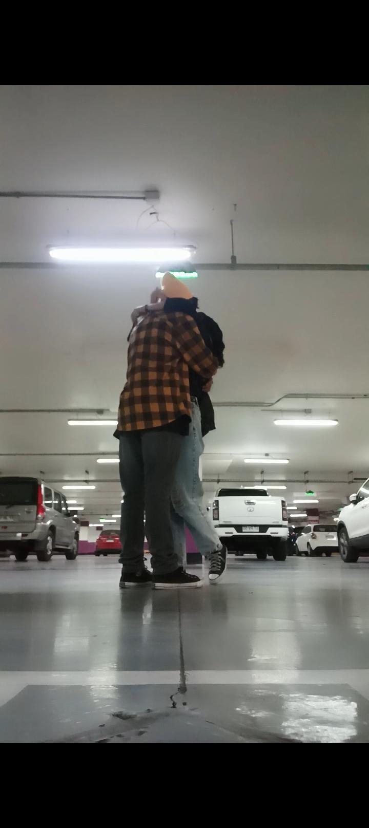 Abrazo en el estacionamiento del mall